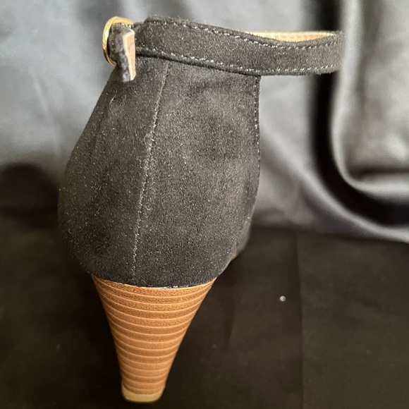 A NEW DAY~ FELT BLACK HEELS~ 6.5 - Picture 3 of 8